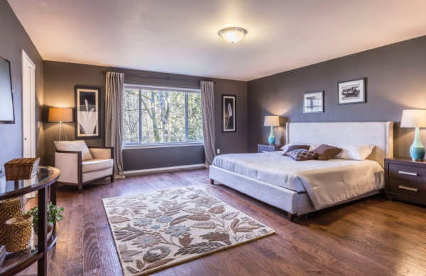 Kamar dengan tata cahaya yang hangat